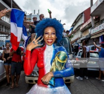 « France champions du monde ! » UNE FEMME Recouverte de peinture pour ensuite se…