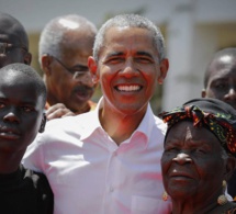 12 ans après, Obama retourne dans son village au Kenya, en toute complicité avec sa grand mere et demi-sœur …