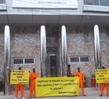 Des militants de Greenpeace ont protesté devant les locaux de l’ANAM pour exiger le re-jaugeage complet des navires de pêche au Sénégal