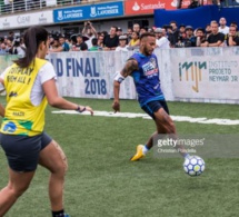 Neymar joue avec des femme, et bouscule un adolescent qui lui a…