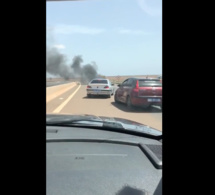 Urgent : Une voiture prend feu et se consume brûle sur l'autoroute à péage, sans assistance