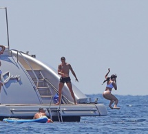 Cristiano Ronaldo Jette Sa Petite Amie Georgina Rodriguez Hors De Son Yacht En Mer Pendant Ses…