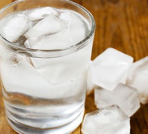 Santé: voici pourquoi boire de l’eau glacée est dangereux