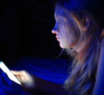 Smartphone : comment la lumière bleue de vos écrans risque de vous rendre aveugle
