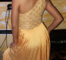 Soumboulou comme une reine dans une robe dorée étincelante