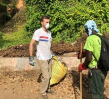 Photos: S.E.M ,l 'Ambassadeur de la Grande Bretagne au Sénégal Hodgson George, journée de nettoyage sur la corniche Est (Dakar)