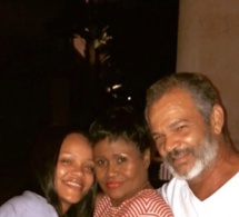 Rihanna pose sans maquillage à côté de ses parents et enflamme le web