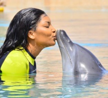 l’actrice Louise prend du bon temps, poursuit ses vacances de rêve A…