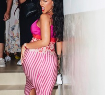 Rihanna donne un spectacle sexy en robe rose moulante alors qu’elle fait ses ….