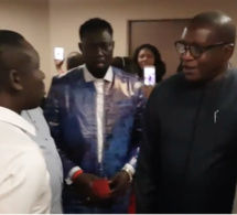 L'ambassadeur du Sénégal à Paris Bassirou Séne prie pour Pape diouf avant qu'il monte sur la scéne de Bercy.