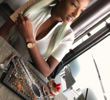 Miss Sénégal France Fatou Mbaye toute joyeuse dans un restaurant