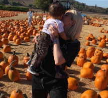 Kylie Jenner, Travis Scott et Stormi posent au milieu des citrouilles !