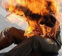 Urgent- Devant les grilles du Palais de la présidence de la République: Un homme s'asperge de l'essence et s'immole par le feu