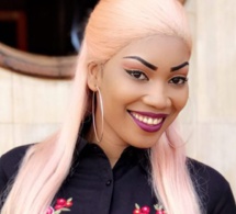 L’actrice Louise toute pétillante dans son look