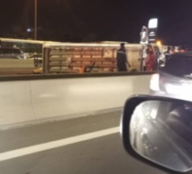 Accident sur l’autoroute à péage : Un minibus Tata se renverse à hauteur de la station Total
