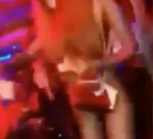 Une fille presque nue à la soirée de Sidy Diop