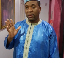 Bougane joue la carte de la com En bon talibé mouride lors du magal, Bougane s'habille avec un tissu qui coûte 600 Francs le mètre.