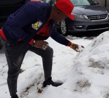 L'animateur Cheikh Sarr quitte le micro pour affronter la neige à Montréal.