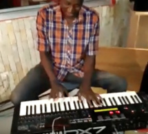 Demba kante le claviste de Pape Diouf en action