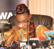 Face à la presse, Coumba Gawlo en pleurs lors de la séance d'écoute du titre "TEEK GUI" hommage à son père