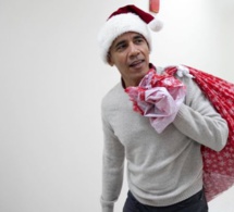 Obama, en père Noël, distribue des cadeaux à des enfants malades