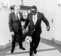 Macky Sall jongle avec ballon devant Gianni Infantino, le président de la FIFA