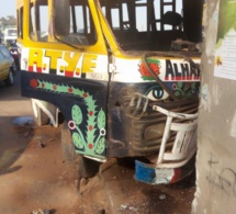 Photos- accident sur l'autoroute: un "car rapide" heurte le poteau d'une passerell