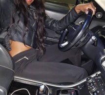 Queen Biz pose fièrement au volant de sa voiture de luxe