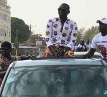 Vidéo : Regardez Pape Diouf accueilli en fanfare en Gambie avant ses concerts du 15, 16 et 17 Février