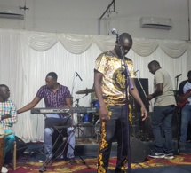 72 H EN GAMBIE: Pape Diouf en sound check au "PENCH MI" du Paradise Hotel avant le Gala Diner