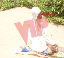 Queen Biz fait ses prières sur la place de Cheikh Omar Foutiyou Tall en Casamance