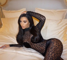 Kim Kardashian sort à Paris en combinaison transparente