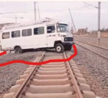 Thiaroye Gare: Un bus bondé de passagers tombe en panne sur les rails et frôle le pire avec un train «Taïba»