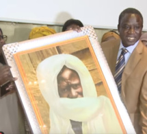 Dédicace: Admirez le beau cadeau offert à Thione Seck