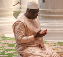 Abou Dabi: Quand Macky fait sa prière, dans l’une des plus belles mosquées du monde