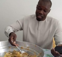 Ousmane Sonko dégustant son plat de « Thiébou dieune »