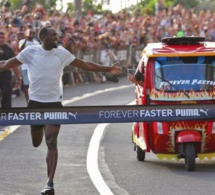 Usain Bolt fait la course contre un moto-taxi