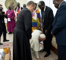Soudan du Sud : le pape embrasse les pieds des rivaux pour encourager à la paix