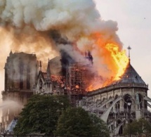 La flèche de Notre-Dame de Paris s’effondre en raison d’un vaste incendie