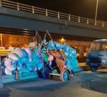 Une charrette de foin et un camion encombrent le nouveau pont surplombant Yengoulène