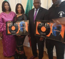 S. PRI NOIR reçoit son disque d'OR en compagnie de Viviane rend visite SEM Bassirou Sene à Paris.