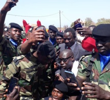 Selfie : Thione Seck pris en otage par ses fans militaires