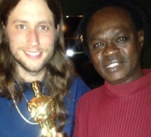Grammy Awards : Baba Maal tient son trophée (Photo)
