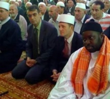 (Arrêt sur image) : Serigne Cheikhouna Mbacké dirige une prière au Kosovo
