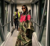 Naomi Campbell quitte le Sénégal avec un boubou militaire