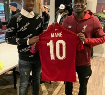 LE DG DU GFM Birane NDOUR REÇOIT LE MAILLOT DÉDICASSÉ DE SADIO MANÉ