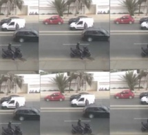 Regardez comment ces 2 voleurs en scooter ont cambriolé cette voiture à la « Graine d’or »