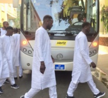 Remise du drapeau : Les Lions sont arrivés au palais de la République, en boubou « Obasanjo » et brodés aux couleurs nationales