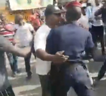 Le policier sort son pistolet et braque le convoi de Sonko