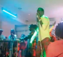 Soirée explosive de Waly Seck au Baramundi ce samedi les Almadies refusent du monde.